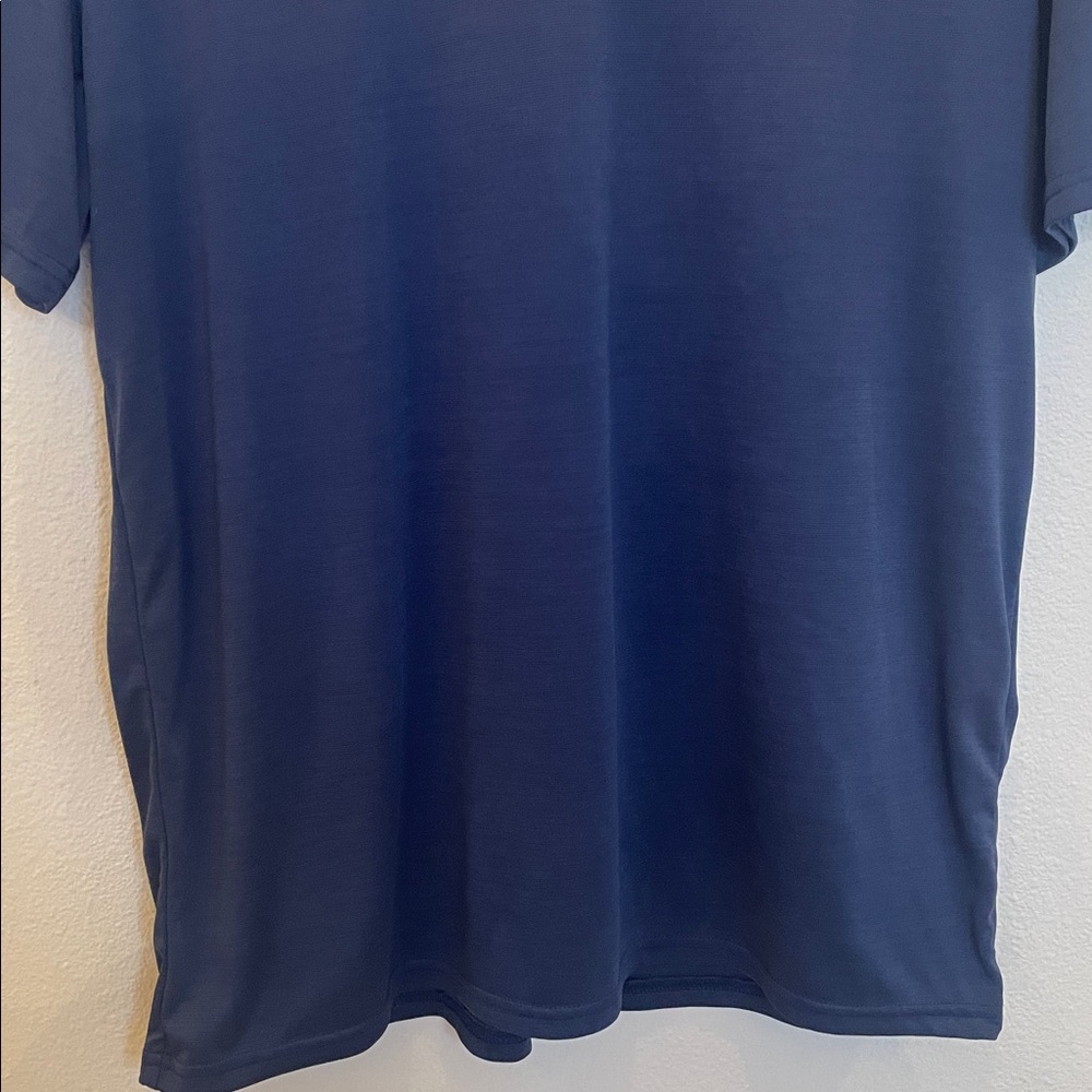 Under Armour Loose V Neck Shirt Size XL - Picture 3 of 5